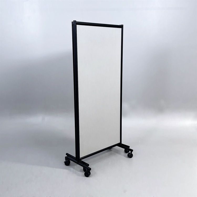 Begagnad golvskärm på hjul ONE Screen Trippel från Lintex. I grått med svart kant. Mått: bredd 228 cm, djup 170.5 cm, höjd 170.5 cm.