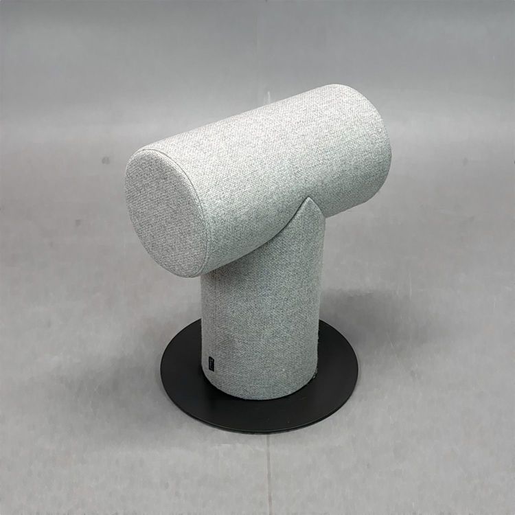 Begagnad pall Mr T från Materia klädd i ljusgrått tyg. Mått: bredd 39 cm, djup 35 cm och höjd 48 cm. 