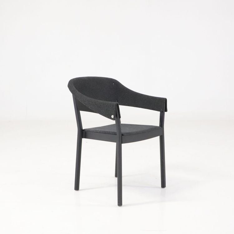 Begagnad konferensstol Button från Gärsnäs i grått. Mått: höjd 82 cm, sitthöjd 45 cm, sittbredd 41 cm och sittdjup 41 cm. 
