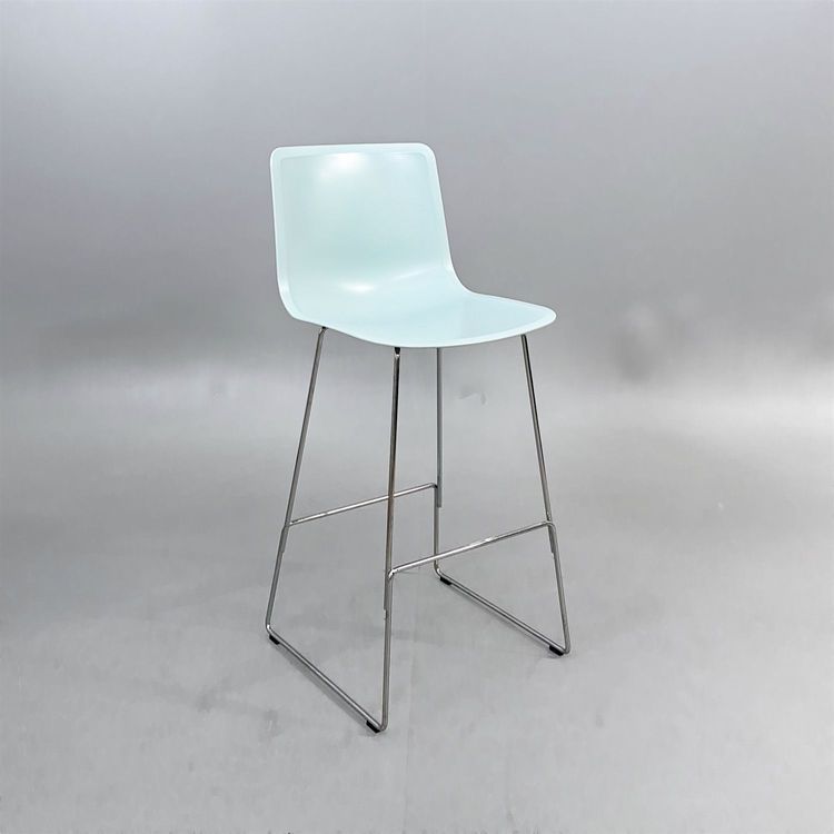 Begagnad barstol Pato från Fredericia i ljusgrönt med kromat underrede. Mått: Bredd 46 cm, djup 50 cm, höjd 109 cm och sitthöjd 77 cm.