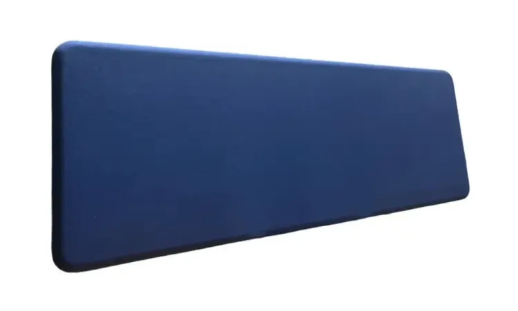 Begagnad bordsskärm Softline från Abstracta i mörkblått tyg. Mått: Höjd 60 cm, Bredd 180 cm, Djup 5 cm. 