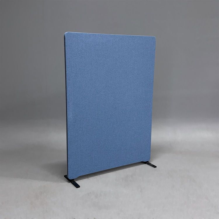 Begagnad golvskärm Edge från Lintex i ljusblått tyg. Mått: Bredd 120 cm, Höjd 160 cm.