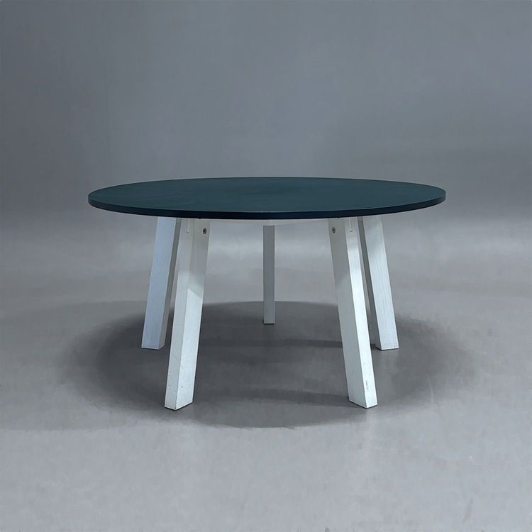 Begagnat runt konferensbord Collaborate från Efg, med mörkgrön skiva och vita ben. Mått: Diameter 140 cm och höjd 72 cm.