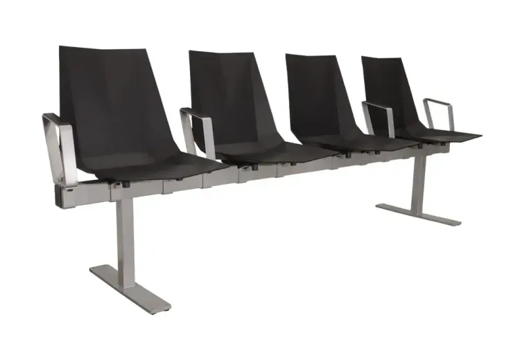 Begagnad sittbänk Mayflower från Materia i svart med silverstativ. Mått: höjd 86 cm, bredd 218 cm, djup 54 cm, sitthöjd 46 cm.