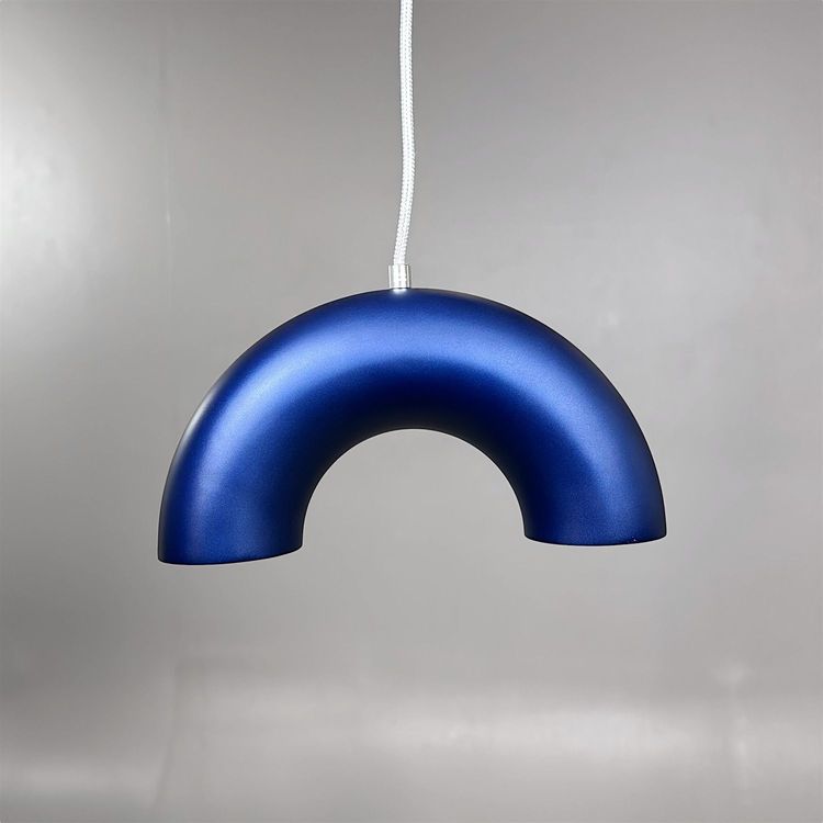 Begagnad taklampa Rainbow från HAHA Studio med bågformad siluett och matt yta i blått. Mått: Bredd 35,5 cm, Höjd 27 cm.