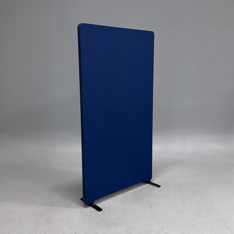 Begagnad golvskärm från Lintex, modell Edge, klädd i mörkblått tyg. Mått: bredd 100 cm och höjd 180 cm.