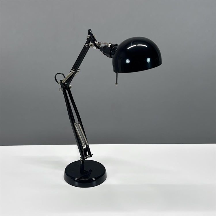 Begagnad IKEA Forså skrivbordslampa i svart med justerbar arm och skärm. Höjd 35 cm, fotens diameter 15 cm, skärmens diameter 12 cm. 