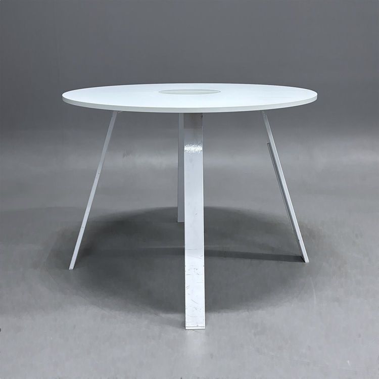 Begagnat projektbord Edsbyn Piece i vitt med rund skiva, integrerad kabellucka, diameter 120 cm och höjd 90 cm.