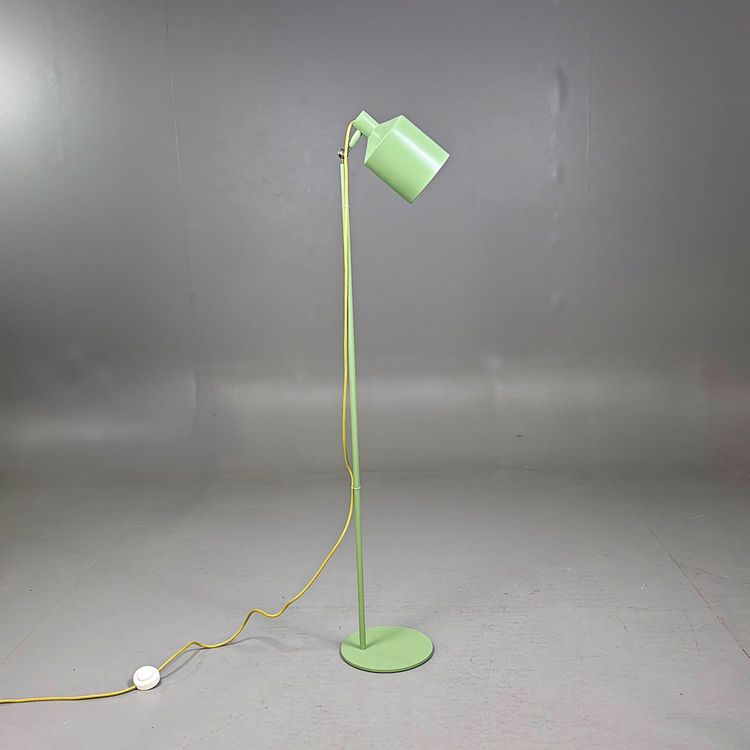Begagnad golvlampa Silo från Zero i grönt med gul textilkabel. Mått: Diameter 15 cm, fot 25 cm, höjd 134 cm. 