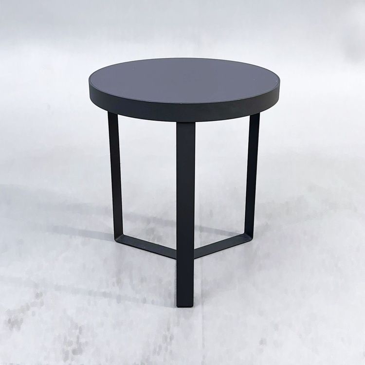Begagnat runt soffbord Copper från Fogia i svart. Diameter: 45 cm, höjd 40 cm. 