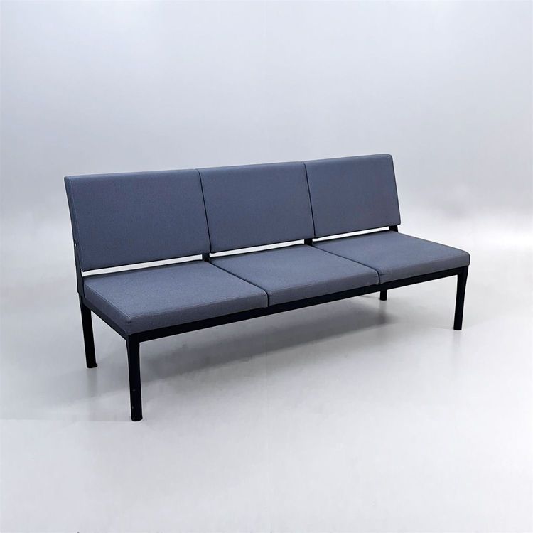 Begagnad soffa Reform från Johanson Design med mörkgrå tygklädsel och svarta ben. Mått: Bredd 180 cm, sitthöjd 46 cm.