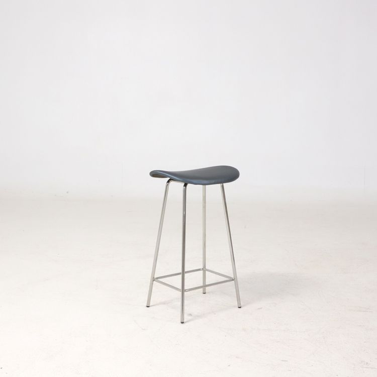 Begagnad barstol Cornflake från Offecct i mörkblått. Mått: Bredd 43 cm, djup 33 cm, höjd 68 cm.