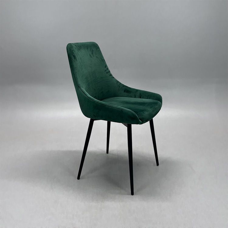 Begagnad konferensstol med grön sammetsklädsel, svarta ben och skålformad sits och rygg. Mått: Bredd 48 cm, djup 45 cm, höjd 86 cm och sitthöjd 47 cm. 
