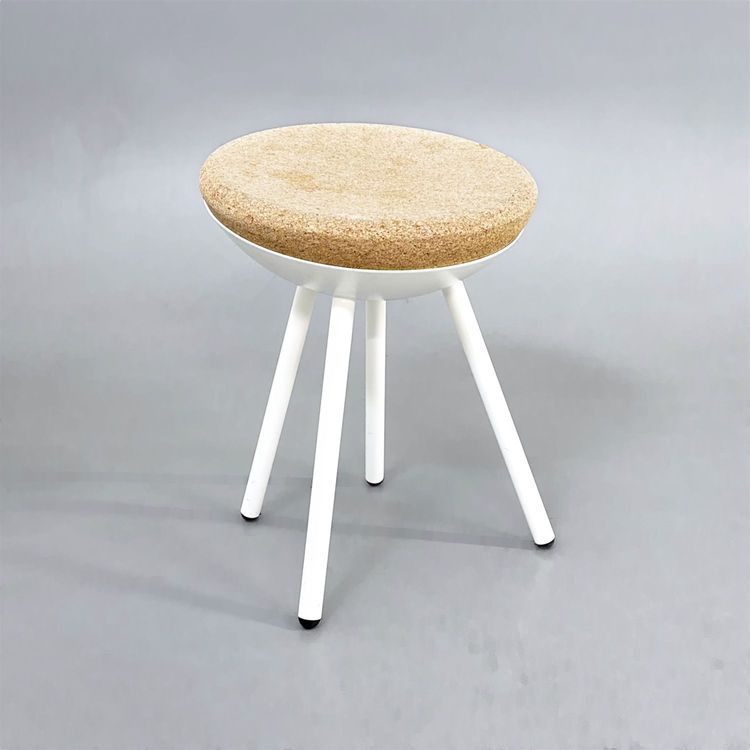 Begagnad pall Boet från Mitab. Med beige sitsen av kork och vitt stativ. Mått: Djup 40 cm, Höjd 47 cm. 