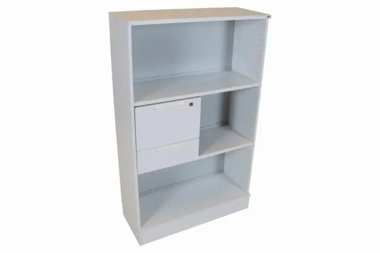 Begagnad vit bokhylla från Kinnarps 3xA4 med lådinsats. Mått: Höjd 131 cm, Bredd 80 cm, Djup 33 cm. 