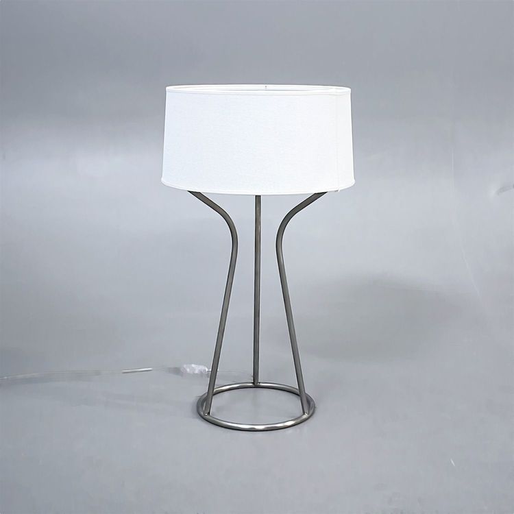 Begagnad vit bordslampa från Örsjö modell Aria. Mått: diameter 29 cm och höjd 55 cm.