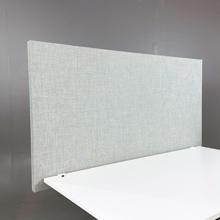Begagnad bordsskärm från Ragnars i grågrönt tyg. Mått: bredd 150 cm, djup 5 cm och höjd 80 cm. 