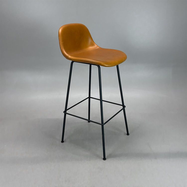 Begagnad barstol Fiber Barstool från Muuto med brunt cognacfärgat skinn på sitsen och svarta ben. Mått: Bredd 42.5, Djup 44.5, Höjd 87.5, Sitthöjd 68 cm. 