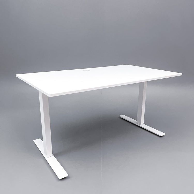 Begagnat höj-/sänkbart skrivbord i vit laminat. Inklusive kabelrännor för sladdhantering. Höjd 70 - 120 centimeter. 