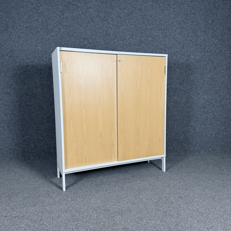 Begagnat skåp med skjutdörrar i ask från Svenheim. Mått: Bredd 120 cm.  