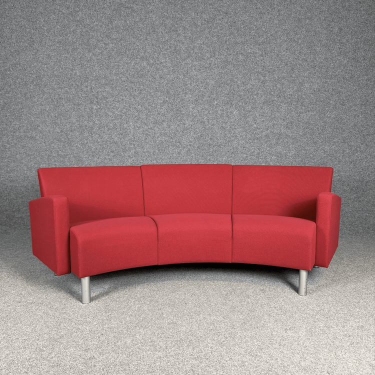 Begagnad svängd sektionssoffa Nonstop från Skandiform i rött. Mått: bredd på 240 cm, höjd 75 cm, djup 70 cm, sitthöjd 44 cm. 