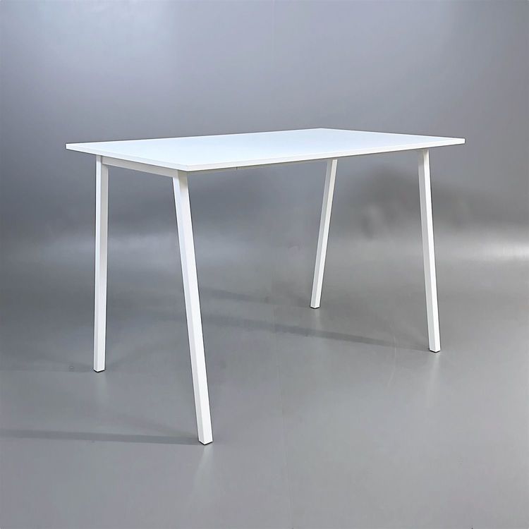 Begagnat projektbord Julius från EKV i vitt. Mått: bredd 180 cm, djup 60 cm och höjd 110 cm.