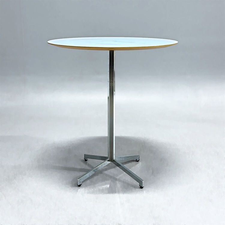 Begagnat runt barbord Madison från Johanson Design. I ljus turkos färg med fasade kanter och kromstativ. Mått: diameter 90 cm och höjd 101 cm.
