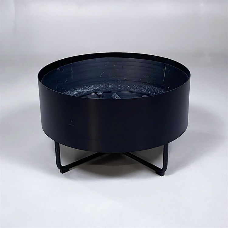 Begagnad rund svart kruka från Johanson Design modell Shima Garden. Mått: diameter 65 cm och höjd 38 cm.
