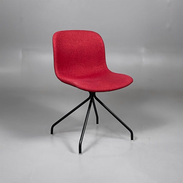 Begagnad konferensstol Troy från Magis med röd klädsel och svart underrede. Mått: Bredd 50 cm, djup 47 cm och sitthöjd 48 cm. 