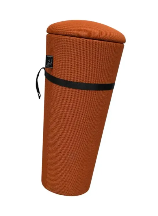 Begagnad balanspall Stand Up från Wilkhahn i orange/svart färg. Mått: Höjd 69 cm, bredden 31 cm, djup 31 cm. 