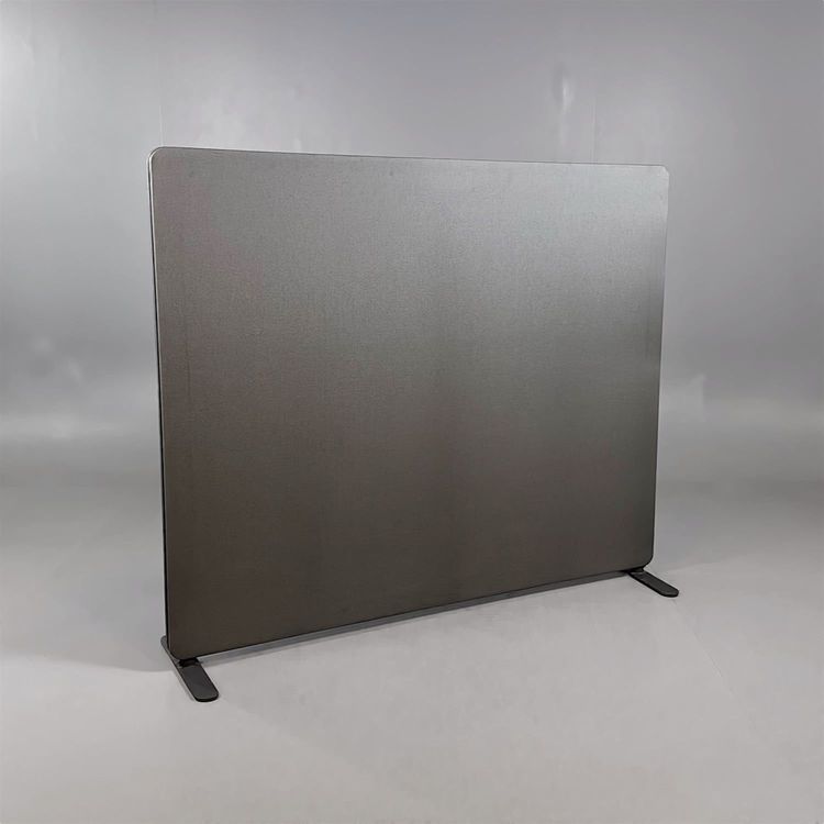 Begagnad golvskärm Edge från Lintex i mörkgrått. Mått: bredd 160 cm, djup 3 cm och höjd 130 cm.