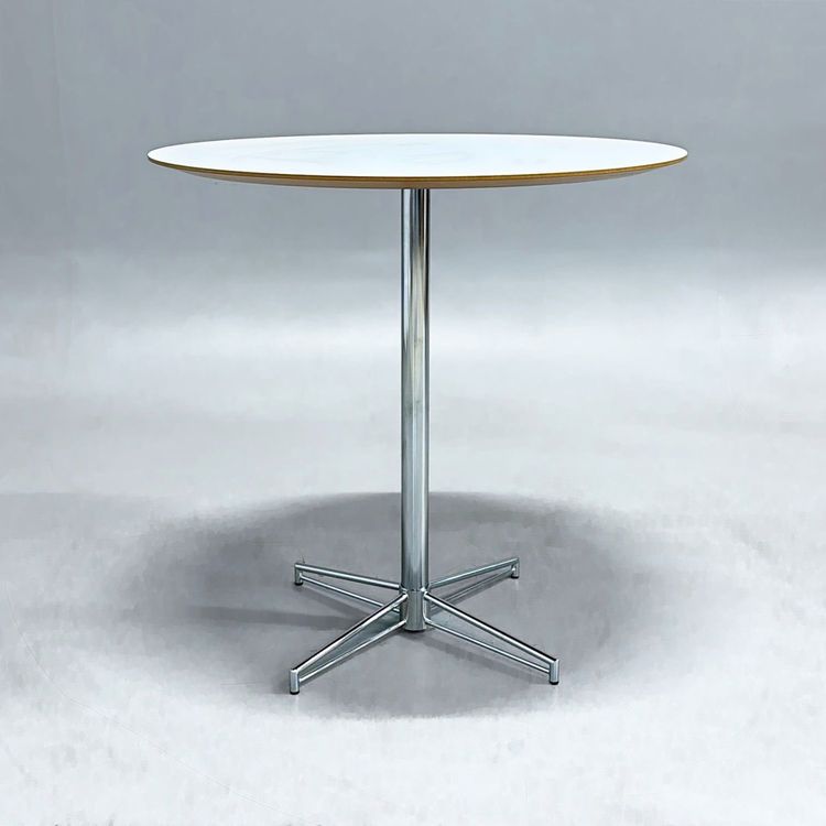 Begagnat barbord X-bone från Johanson Design. Rund vit skiva med fasad kant och kromat pelarstativ i x-form. Mått: Diameter 900 mm, Höjd 90 cm.