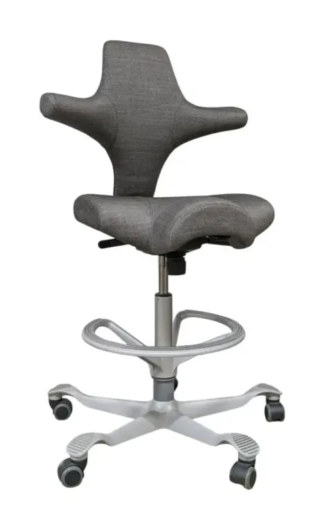 Begagnad kontorsstol Capisco från HÅG. I grått. Med sadelsits. Mått: Höjd 132 cm, Bredd 70 cm, Djup 70 cm, justerbar sitthöjd 60 - 86 cm. 