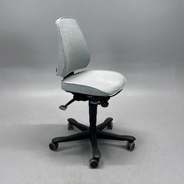 Begagnad kontorsstol 6000/8000 med låg rygg från Kinnarps, klädd sits och rygg i ljusgrått tyg. Mått: Sitthöjd 40–54 cm. 