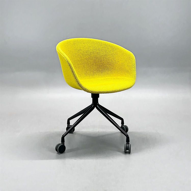 Begagnad stol med hjul från HAY, modell AAC25. I gult med svarta hjul. Mått: Bredd: 59 cm, Djup: 52 cm, Höjd: 79 cm, Sitthöjd: 46 cm. 