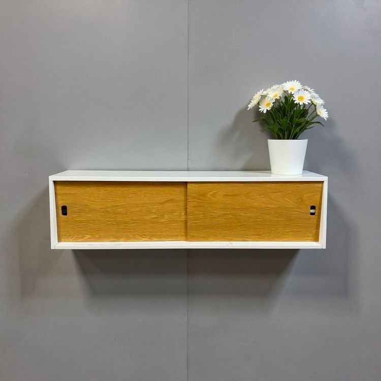 Begagnat väggskåp med skjutdörrar Neat från Edsbyn vitt med i ekdörrar. Mått: bredd 160 cm, höjd 40 cm och djup 35 cm. 