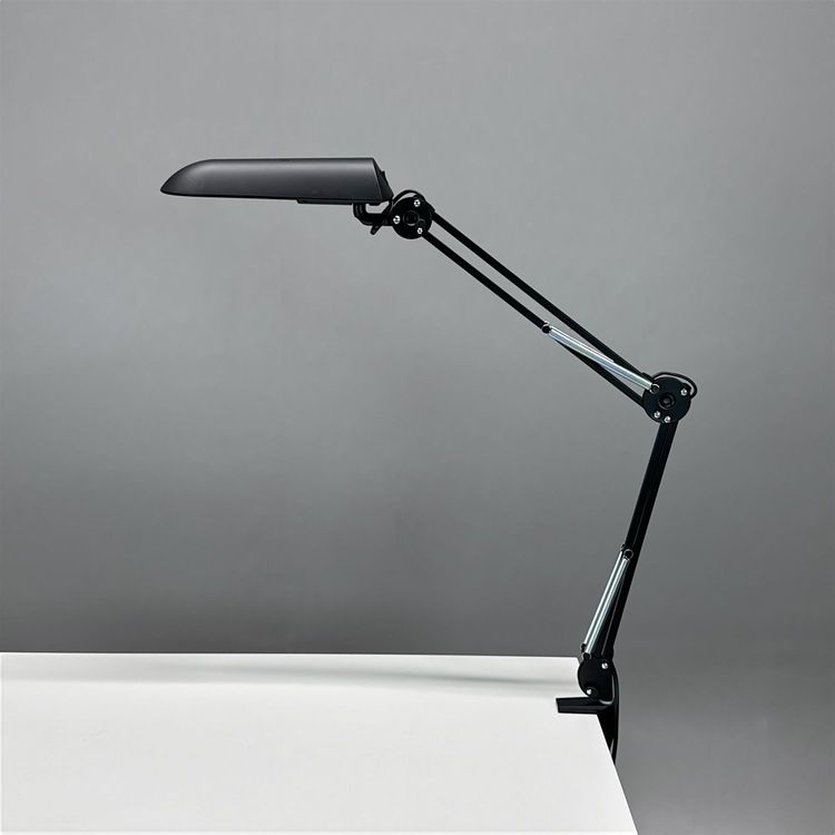 Begagnad skrivbordslampa Verit från Glamox Luxo med klämfäste i svart. Mått: höjd 85 cm.