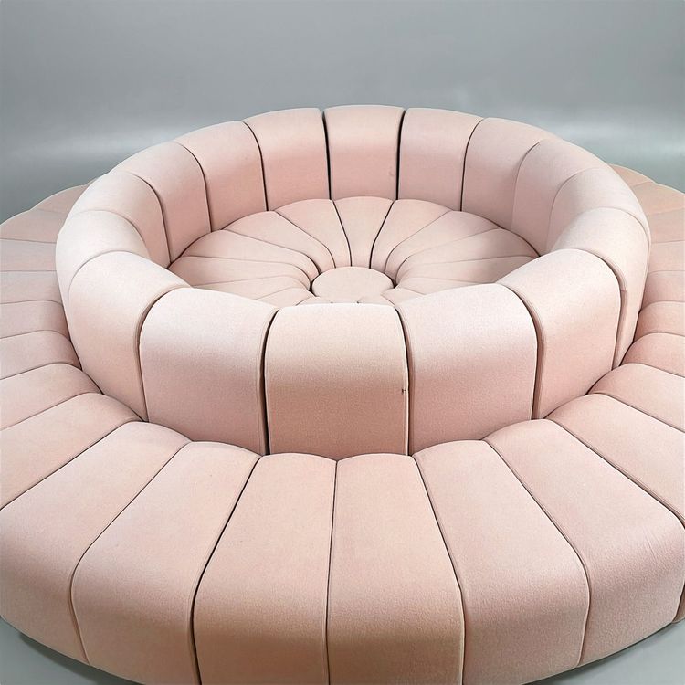 En begagnad modulsoffa från Blå Station, modell Bob i ljusrosa färg. Här i cirkelform. Med uttag. Mått: diameter på 350 cm med en höjd på 80 cm och sitthöjd på 40 cm. Perfekt för dynamiska och sociala ytor.