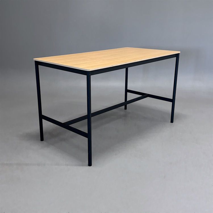 Begagnat projektbord Base High Table från Muuto. Bordsskiva i plywood med svarta ben. Mått: Bredd 160 cm, djup 85 cm, höjd 95 cm.