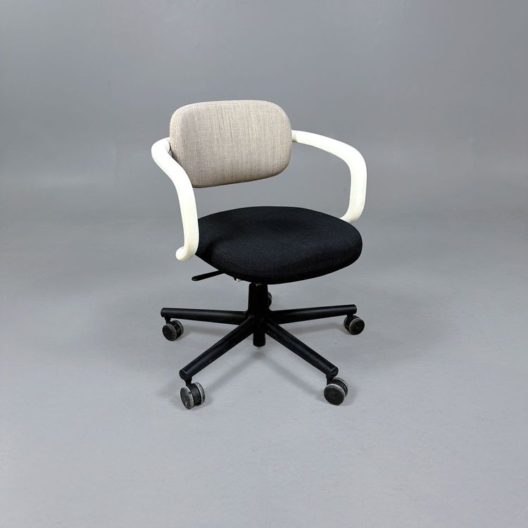 Begagnad kontorsstol Allstar från Vitra. Klädd sits i mörkgrå textil och ett ryggstöd i beige tyg. Armstöden i vit.  Justerbar sitthöjd mellan 42 - 53 cm. 