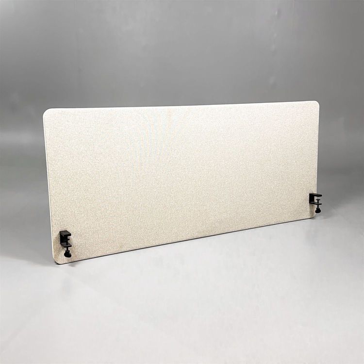 Begagnad bordsskärm från Lintex, modell Edge. Utförande i beige färg med vit kantlist som ramar in formen elegant. Skärmen har måtten bredd 160 cm och höjd 70 cm.