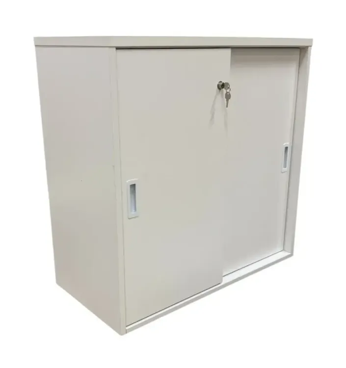 Begagnat vitt skåp med låsbara skjutdörrar. Mått: höjd 80 cm, bredd 40 cm och djup 40 cm. 