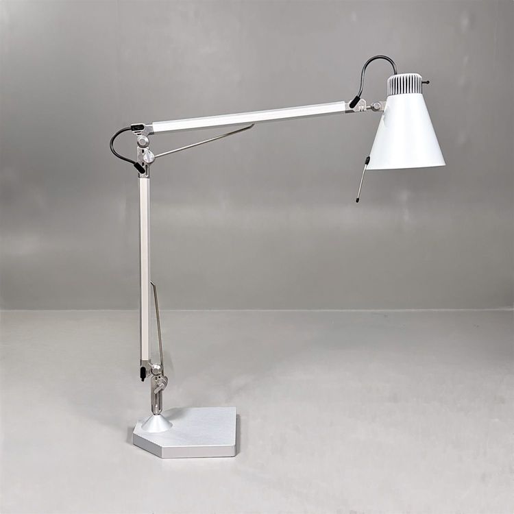 Begagnad skrivbordslampa Lucy från Erco i silverfärg. Mått: Bredd 73 cm, Höjd 67 cm. 