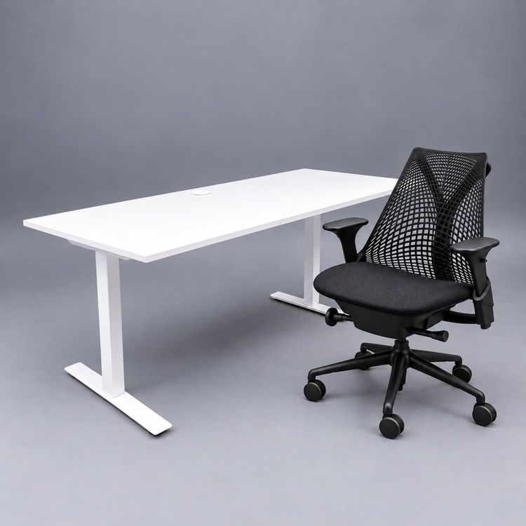 Begagnad sittgrupp med kontorsstol Sayl från Herman Miller och höj- och sänkbart skrivbord i vitt. Mått: Bredd 160 cm, Djup 80 cm, höjd 70–120 cm. 