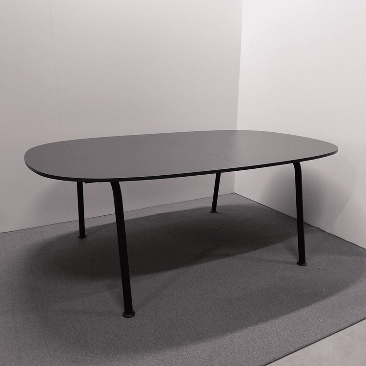 Begagnat projektbord Continue från Efg i svart laminat. Mått: Skiva 240 x 160 cm, Höjd 90 cm.