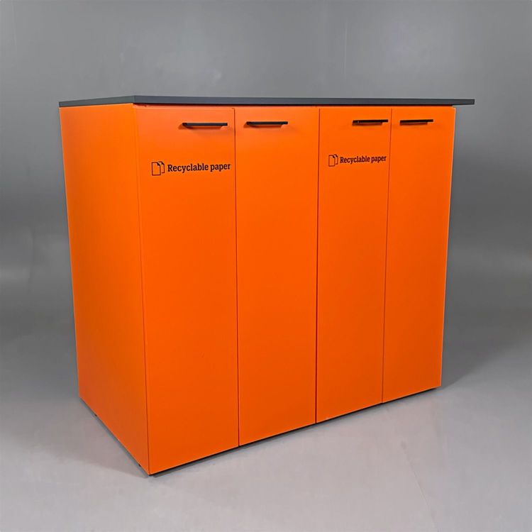 Begagnad miljöstation från Lundqvist Inredningar i orange och grått. Mått: Bredd: 140 cm, djup 75 cm och höjd 118 cm. 
