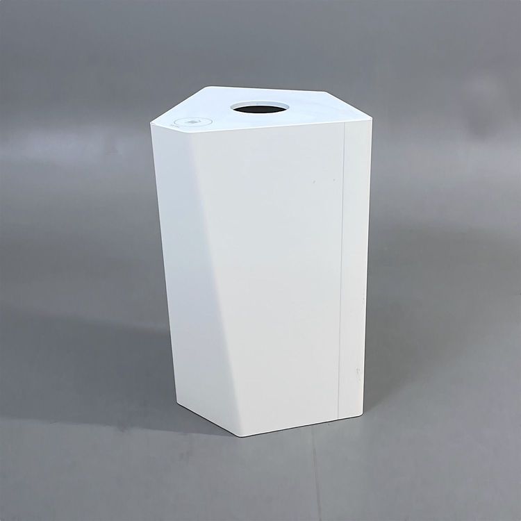 Begagnad miljösortering Kite från Trece i metall med vit pulverlackerad yta. Mått: bredd 50 cm, djup 49.2 cm och höjd 70 cm. 