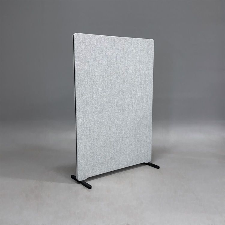 Begagnad golvskärm Edge från Lintex i ljusgrått tyg med svart gummilist. Mått: Bredd: 115 cm, Höjd: 165 cm.