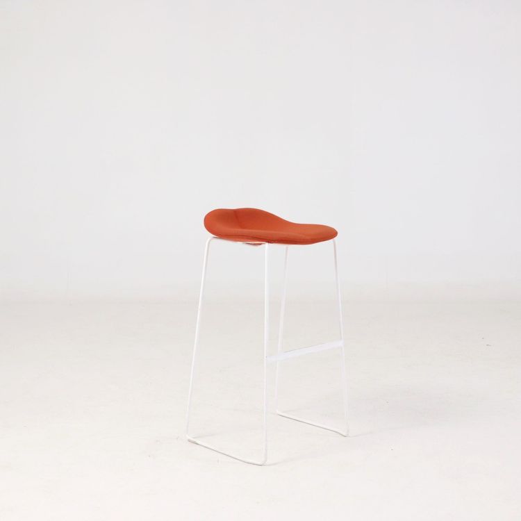 Begagnad barstol Duo från Offecct i orange. Mått: Höjd 80 cm, bredd 42 cm, djup 37 cm.