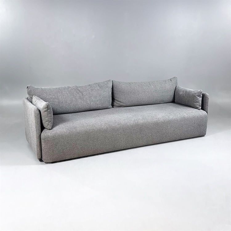 Begagnad grå soffa Offset från Audo Copenhagen. Mått: bredd: 228 cm, djup: 90 cm, höjd: 75 cm med sitthöjd 38 cm. 